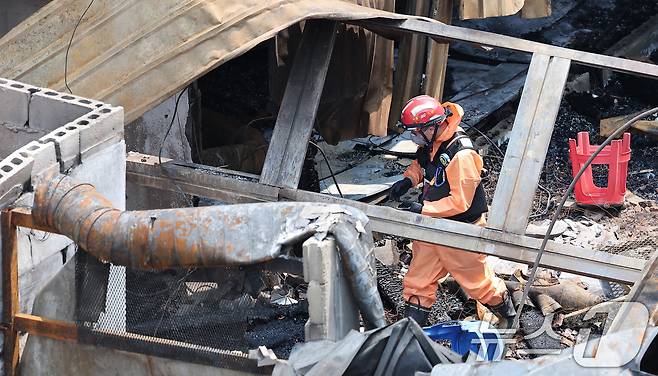 30일 경찰·소방·한국가스공사 등 관계자들이 서울 을지로 세운상가 인근 화재 현장에서 합동감식을 하고 있다.  2025.5.30/뉴스1 ⓒ News1 김성진 기자