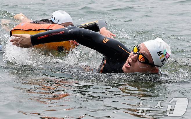 오세훈 서울시장이 30일 오전 서울 송파구 잠실대교 남단에서 열린에서 열린 제2회 쉬엄쉬엄 한강 3종 축제에서 한강에 입수해 수영을 하고 있다. 2025.5.30/뉴스1 ⓒ News1 이동해 기자