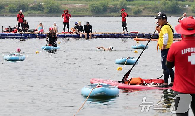 30일 오전 서울 광진구 뚝섬한강공원에서 열린 제2회 쉬엄쉬엄 한강 3종 축제에서 참석자들이 한강에 입수해 수영하고 있다. 2025.5.30/뉴스1 ⓒ News1 이동해 기자