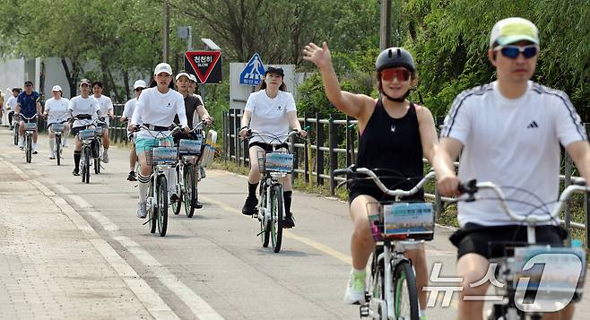 30일 오전 서울 광진구 뚝섬한강공원에서 열린 제2회 쉬엄쉬엄 한강 3종 축제에서 참석자들이 자전거를 타고 있다. 2025.5.30/뉴스1 ⓒ News1 이동해 기자