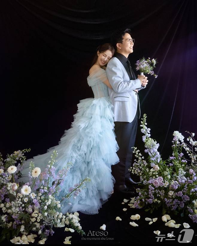 방송인 김준호, 김지민 청첩장