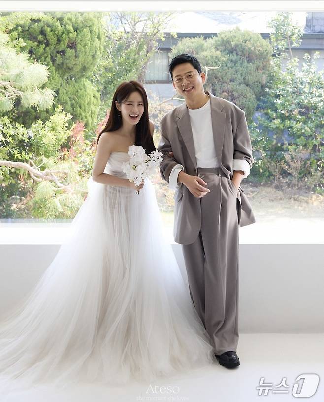 방송인 김준호, 김지민 청첩장