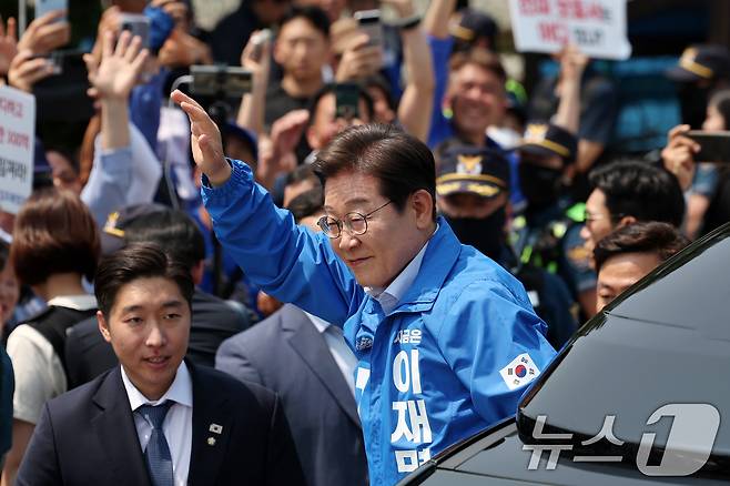 이재명 더불어민주당 대통령 후보가 30일 오후 강원 춘천시 근화동 춘천역 광장에서 열린 집중유세에 도착해 시민들에게 인사하고 있다. (공동취재) 2025.5.30/뉴스1 ⓒ News1 이재명 기자