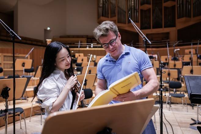 김봄소리와 야쿠프 흐루샤(유니버설 뮤직 제공)