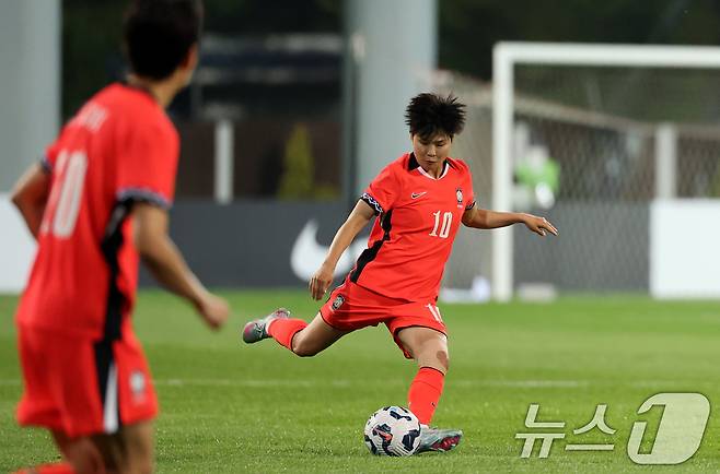 30일 오후 인천시 남동구 남동아시아드럭비경기장에서 열린 쿠팡플레이 초청 여자축구 국가대표팀 친선경기 대한민국과 콜롬비아의 경기에서 대한민국 지소연이 프리킥을 차고 있다. 2025.5.30/뉴스1 ⓒ News1 이승배 기자
