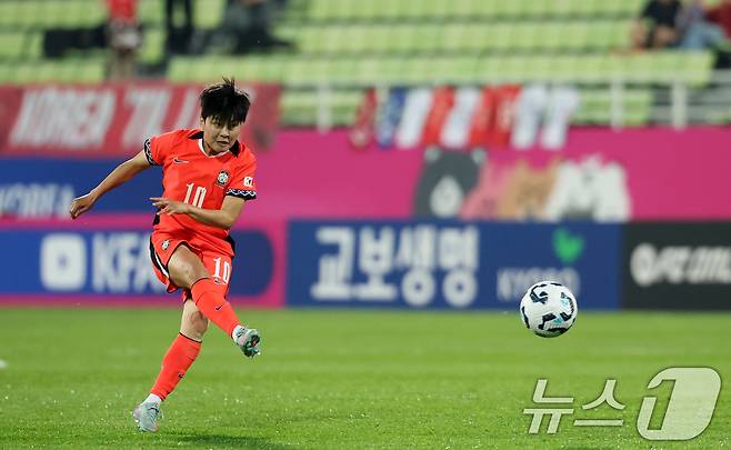 30일 오후 인천시 남동구 남동아시아드럭비경기장에서 열린 쿠팡플레이 초청 여자축구 국가대표팀 친선경기 대한민국과 콜롬비아의 경기에서 대한민국 지소연이 프리킥을 차고 있다. 2025.5.30/뉴스1 ⓒ News1 이승배 기자