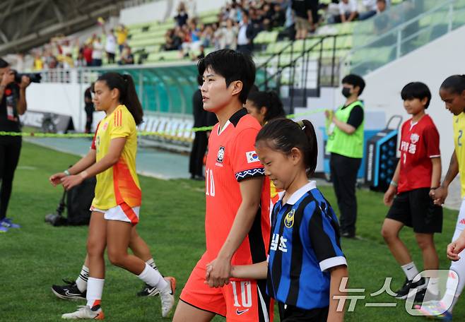 30일 오후 인천시 남동구 남동아시아드럭비경기장에서 열린 쿠팡플레이 초청 여자축구 국가대표팀 친선경기 대한민국과 콜롬비아의 경기에서 대한민국 지소연이 경기장에 들어서고 있다. 2025.5.30/뉴스1 ⓒ News1 이승배 기자