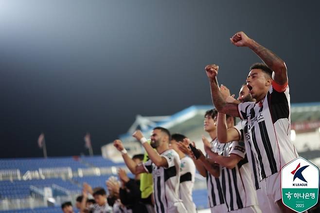 환호하는 FC서울 선수들. 제공 | 한국프로축구연맹