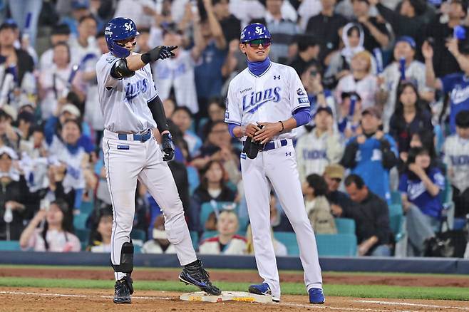 삼성 구자욱(왼쪽)이 29일 대구삼성라이온즈파크에서 열린 2025 KBO리그 롯데전에서 6회말 적시타를 때린 후 세리머니를 하고 있다. 이 안타로 통산 2500루타를 달성했다. 역대 43번째다. 사진 | 삼성 라이온즈