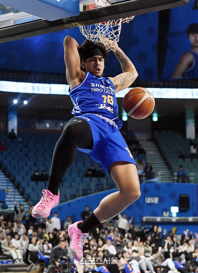 삼성 저스틴 구탕이 잠실실내체육관에서 열린 2024~2025 KCC 프로농구 KCC와 경기에서 덩크를 하고 있다. 잠실 | 박진업 기자 upandup@sportsseoul.com