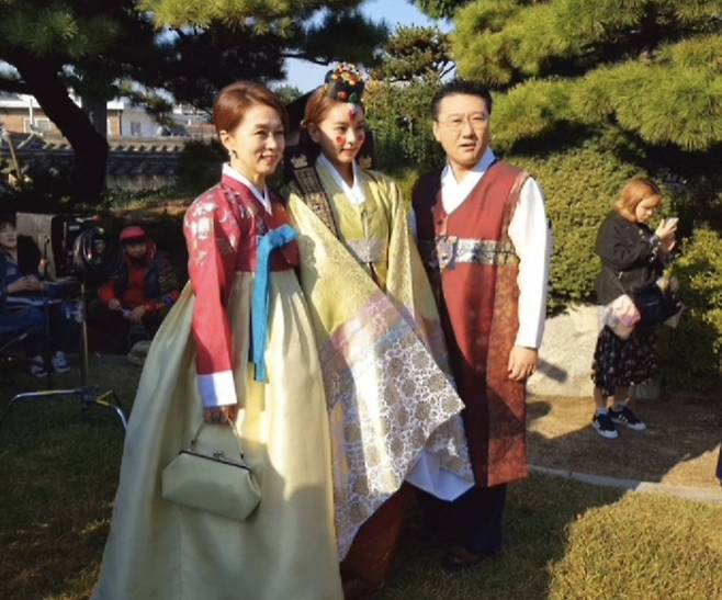 MBC 일일 드라마 ‘별별 며느리’에서 가족을 이룬 문희경(왼쪽)과 이주연(가운데), 고(故) 최정우. 문희경 인스타그램.