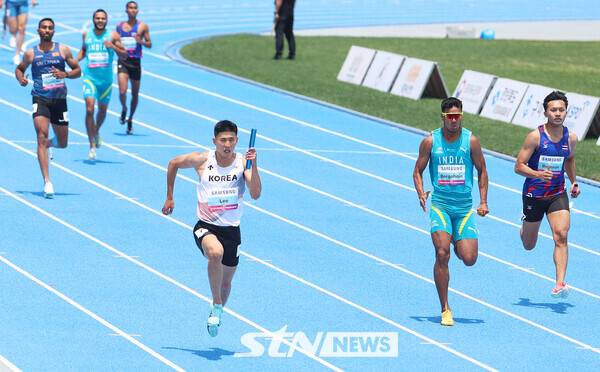 30일 오전 경북 구미시민운동장에서 열린 2025 구미아시아육상선수권대회 남자 400m 계주 예선에서 대회 신기록을 작성한 남자 계주 이준혁(국군체육부대)이 결승선을 향해 질주하고 있다. 사진┃강명호 기자