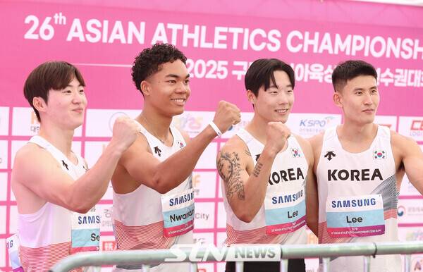 30일 오전 경북 구미시민운동장에서 열린 2025 구미아시아육상선수권대회 남자 400m 계주 예선에서 대회 신기록을 작성한 남자 계주 서민준(서천군청) 나마디 조엘진(예천군청) 이재성(광주광역시청) 이준혁(국군체육부대)이 공동취재구역에서 인터뷰 후 파이팅을 외치고 있다. 사진┃강명호 기자