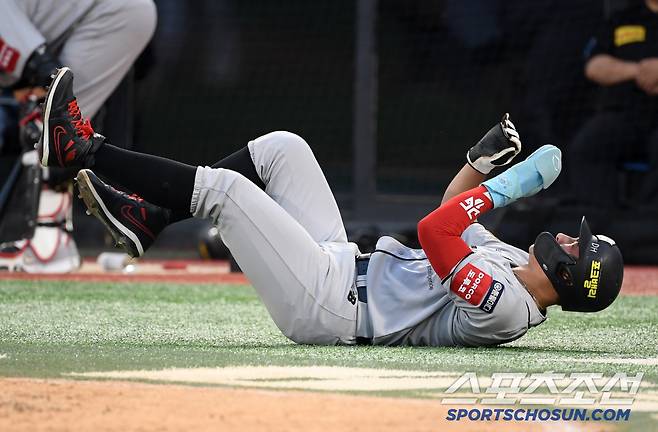 29일 수원KT위즈파크에서 열린 KBO리그 KT 위즈와 두산 베어스의 경기. 3회말 2사 1,2루 KT 로하스 적시타 때 득점한 황재균이 다리 통증을 호소하고 있다. 수원=박재만 기자 pjm@sportschosun.com/2025.05.29/