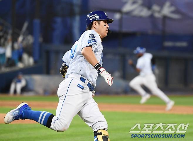 5회말 2사 1, 2루 2타점 적시타를 친 강민호