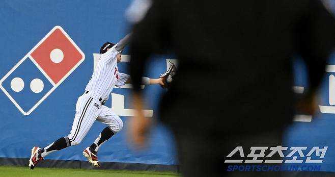 29일 잠실야구장에서 열린 한화와 LG의 경기, 3회초 2사 1루 LG 중견수 박해민이 한화 플로리얼의 타구를 잡아내고 있다. 잠실=허상욱 기자wook@sportschosun.com/2025.05.29/
