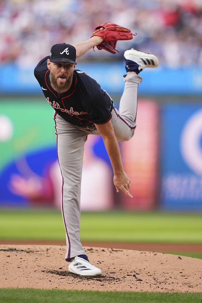 애틀랜타 브레이브스 크리스 세일이 30일(한국시각) 필라델피아 필리스와의 더블헤더 2차전에 선발등판해 힘차게 공을 뿌리고 있다. AP연합뉴스