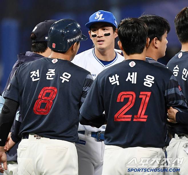 29일 대구 라이온즈파크에서 열린 롯데-삼성전. 5회초 2사 전준우가 최원태의 공에 맞았다. 첫 번째 벤치클리어링 발발 후 1루에 나가던 전준우와 최원태가 또다시 충돌했다. 2차 벤치클리어링 때 선발투수 박세웅도 그라운드로 뛰어나가 전준우 옆에 서 있다. 대구=정재근 기자 cjg@sportschosun.com/2025.5.29/