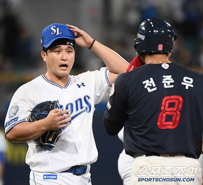 29일 대구 라이온즈파크에서 열린 롯데-삼성전. 5회초 2사 전준우가 최원태의 공에 맞았다. 첫 번째 벤치클리어링 발발 후 1루에 나가던 전준우와 최원태가 또다시 충돌했다. 2차 벤치클리어링까지 벌어진 후에야 두 사람이 화해하고 있다. 대구=정재근 기자 cjg@sportschosun.com/2025.5.29/