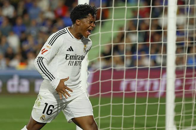 epa12050047 Real Madrid's Endrick gestures during the Spanish LaLiga soccer match between Getafe CF and Real Madrid, in Madrid, Spain, 13 April 2025.  EPA/Mariscal <저작권자(c) 연합뉴스, 무단 전재-재배포, AI 학습 및 활용 금지>