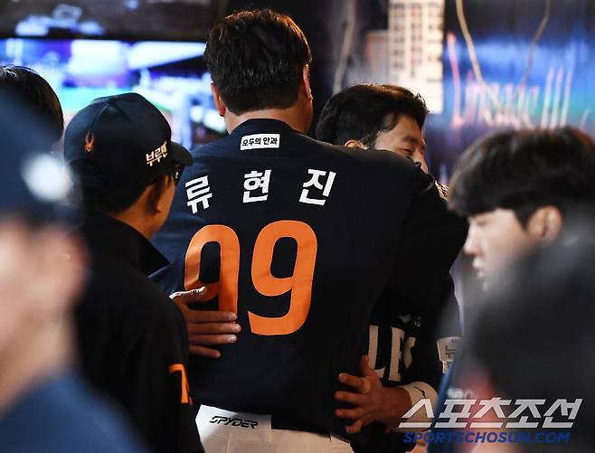 30일 창원 NC파크에서 열린 한화-NC전. 6이닝 1실점으로 호투한 류현진이 최재훈과 포옹하고 있다. 창원=정재근 기자 cjg@sportschosun.com/2025.5.30/