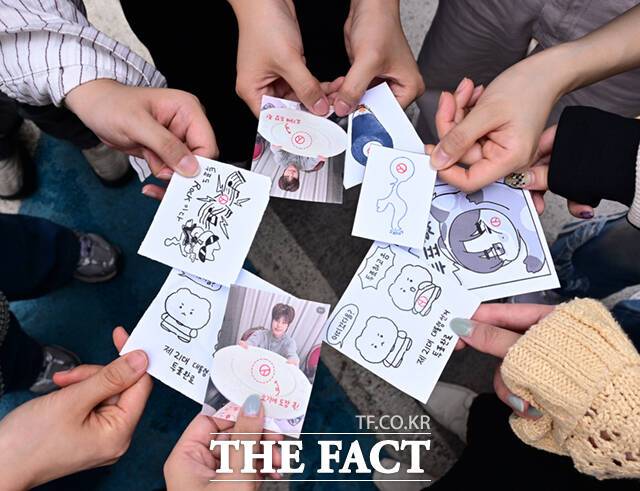 제21대 대선 사전투표가 지난 대선과 비교해 0%포인트 낮은 투표율을 기록하며 마무리됐다. 30일 서울 강남구 청담동 주민센터에 마련된 사전투표소에서 투표를 마친 시민들이 도장을 찍은 캐릭터 그림이나 아이돌 사진을 들고 기념촬영하고 있다. /이새롬 기자