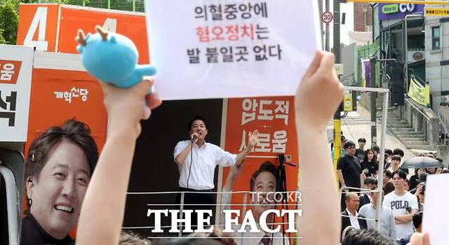 30일 오후 서울 동작구에 위치한 중앙대 서울캠퍼스에서 유세를 한 이준석 개혁신당 대선 후보를 두고 시민들 사이에 고성이 오갔다. /뉴시스