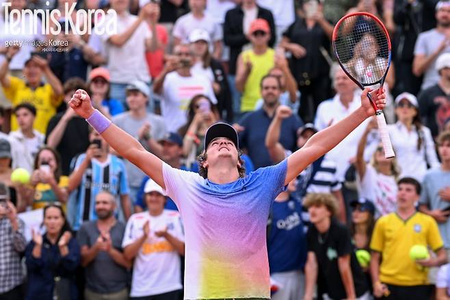 프랑스오픈 3회전에 오른 폰세카, 관중석에 노란색 옷을 입은 원정 팬들이 곳곳에 보인다.