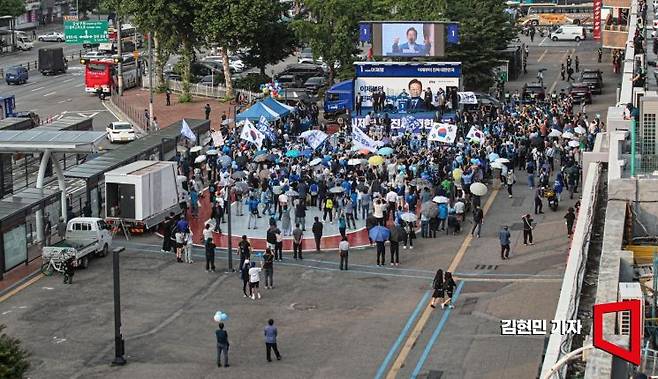 이재명 더불어민주당 대선 후보가 29일 서울 서초구 고속버스터미널 광장에서 열린 서초구·강남구 유세를 하고 있다. 김현민 기자