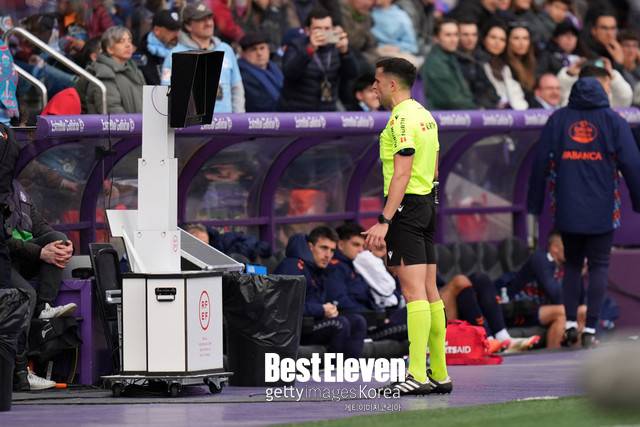라 리가 경기 중 VAR 판독 화면을 주시하는 심판&nbsp;(사진=Getty Images)