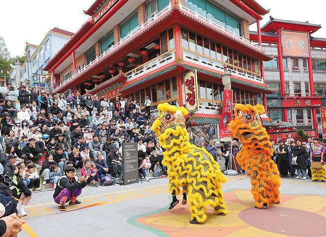 지난 4월 인천 중구 차이나타운을 찾은 관광객들이 사자춤 공연을 보고 있다. /뉴시스