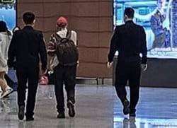 2025년 5월 6일 오전 10시 14분 중국 선양(瀋陽) 공항에서 서길수(가운데 빨간 모자 쓴 이) 교수가 중국 당국으로부터 입국을 불허 당한 뒤 보안 담당 직원 두 명에게 이끌려 출국장으로 압송 당하고 있다. /서길수 교수 제공