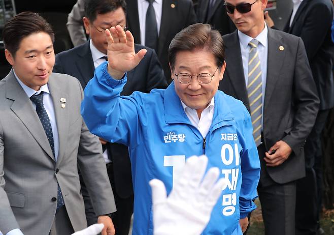 더불어민주당 이재명 대선 후보가 29일 오후 서울 송파구 잠신종합운동장역 앞 유세장에 도착하며 지지자들을 향해 인사하고 있다./남강호 기자
