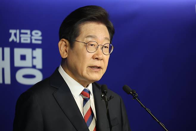 이재명 민주당 대통령 후보가 25일 서울 여의도 민주당사에서 가진 기자간담회에서 모두 발언하고 있다. 그는 이 자리에서 자신과 가족, 측근의 부정부패 범죄가 없다는 취지의 주장을 펼쳤다. /뉴스1