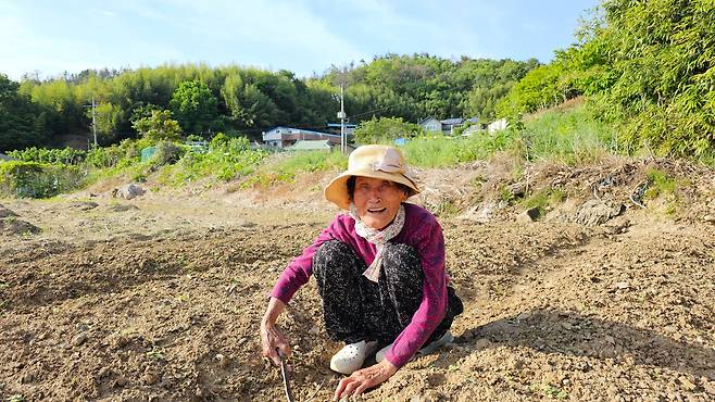 지난 20일 집 앞에서 밭일 중인 오무식 할머니. /오세웅 마을이장 제공