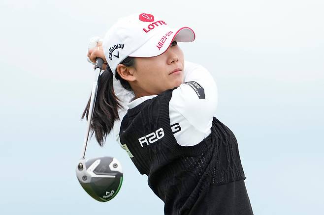 황유민이 30일 미국 위스콘신주 에린 힐스에서 열린 US여자오픈 1라운드에서 14번홀 티샷을 하고 있다./AFP 연합뉴스