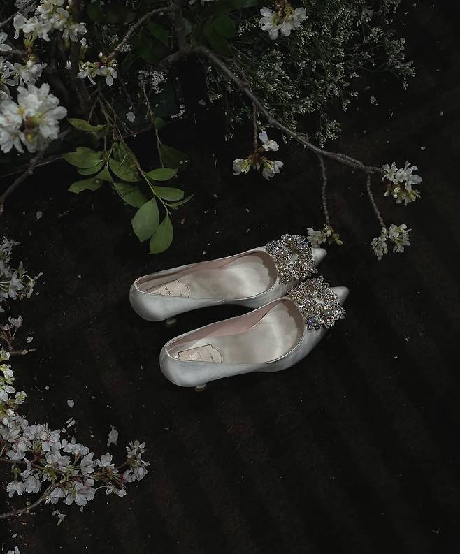 효민이 웨딩 본식에서 신은 로저 비비에 플라워 스트라스 버클 펌프스. @hyominnn