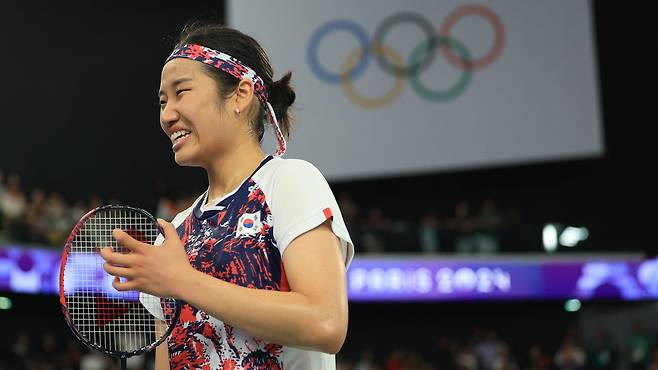 대한민국 배드민턴 대표팀 안세영이 5일 오후(한국시간) 프랑스 파리 라 샤펠 아레나에서 열린 2024 파리올림픽 배드민턴 여자 단식 결승 중국의 허빙자오 선수와의 경기에서 금메달을 확정 지은 후 기뻐하고 있다. /뉴스1