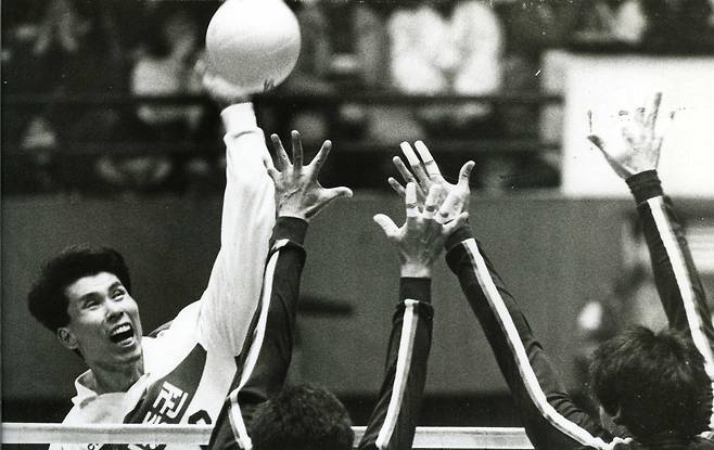<YONHAP PHOTO-3732> 1990년 2월 12일 대통령배 배구 고려증권과 현대자동차써비스 경기에서 스파이크를 시도하는 장윤창 모습. [연합뉴스 자료사진]