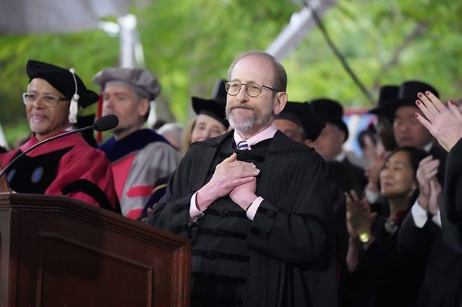 앨런 가버 하버드 대학교 총장이 학생들의 환영을 받고 있다. /AP 연합뉴스