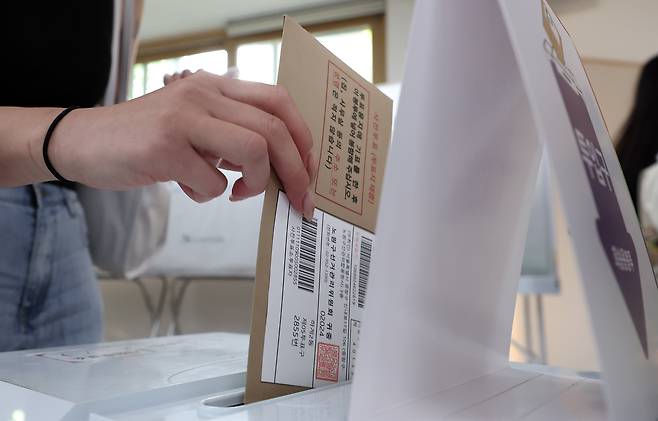 제21대 대통령 선거 사전 투표 둘째 날인 30일 오전 서울 서대문구 신촌동 주민센터에 마련된 신촌동 사전투표소에서 유권자가 투표하고 있다. /뉴스1