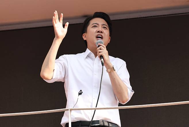 이준석 개혁신당 대통령 후보가 제21대 대통령선거 사전투표 첫날인 29일 서울 성북구 안암역 인근에서 열린 유세에서 지지를 호소하고 있다. /뉴스1