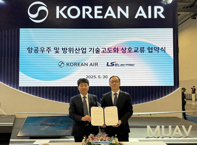 대한항공은 30일 LS일렉트릭과 항공우주 및 방위산업 기술 고도화를 위한 협약을 체결했다. 임진규(왼쪽) 대한항공 항공우주사업본부장과 이상준(오른쪽) LS일렉트릭 자동화CIC최고운영책임자가 기념 촬영하고 있다./대한항공 제공