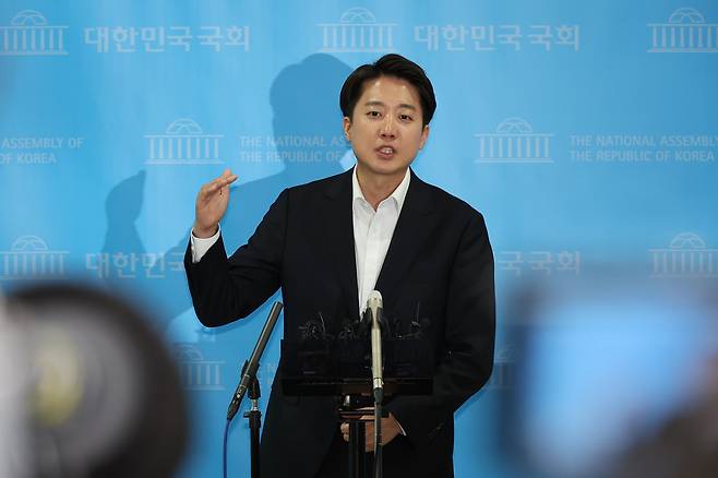 개혁신당 이준석 대선 후보가 30일 서울 여의도 국회 소통관에서 긴급 기자회견을 마친 뒤 취재진의 질문에 답하고 있다. /연합뉴스