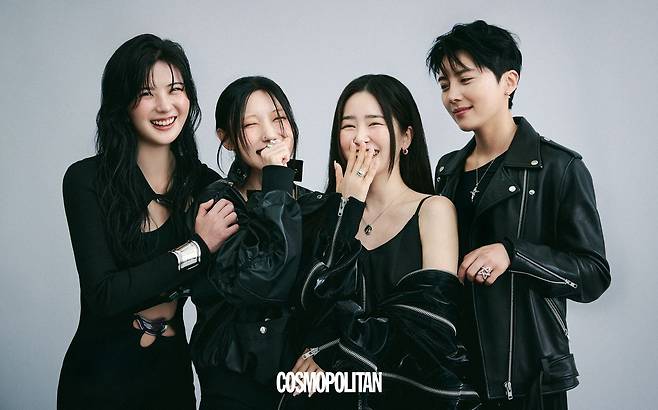 (왼쪽부터 서연) 블랙 원피스 CHISTOPHER ESBER BY BOONTHERSHOP. 브레이슬릿 스타일리스트 소장품. (희영) 이너 톱 WETGENES. 원피스 MINJU KIM. 반지 UIL JEWELRY. (다교) 블랙 재킷 SURGERY. 실크 원피스 RE_L. 네클리스 LOWOOL. 링 UILJEWERLY. 이어링 스타일리스트 소장품. (미랑) 레이어드 이너 MUAGA. 블랙 톱 NILLRING. 레더 재킷 VIVASTUDIO. 이어링, 네클리스 모두 스타일리스트 소장품.