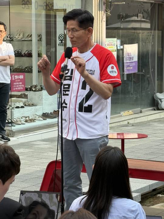 제천 문화의거리에서 유세를 마친 김 후보가 기자들과 만나 유시민 작가를 비판하고 있다. 사진=이상진 기자