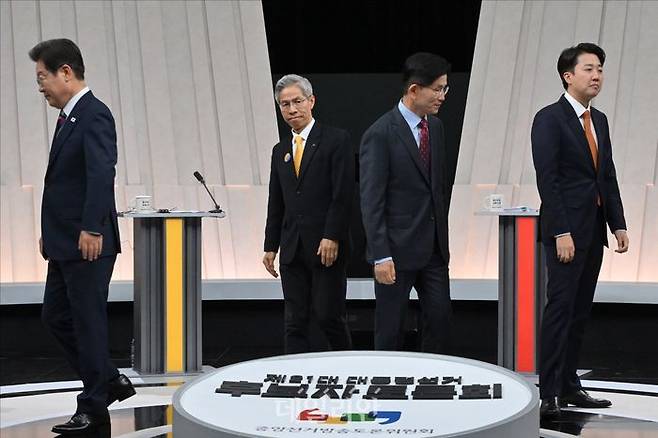 더불어민주당 이재명(왼쪽부터), 민주노동당 권영국, 국민의힘 김문수, 개혁신당 이준석 대선 후보가 지난 27일 서울 마포구 상암동 MBC 스튜디오에서 진행된 정치 분야 TV토론회에 앞서 포즈를 취한 후 자리로 돌아가고 있다. ⓒ국회사진기자단