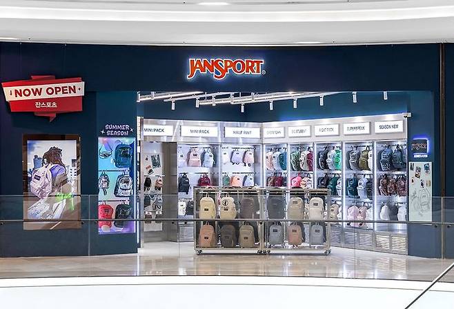 29일 오픈한 잔스포츠 스타필드 고양점 매장 외관. ⓒ무신사
