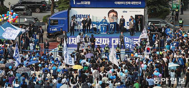 더불어민주당 이재명 대선 후보가 6·3 대선 사전투표 첫날인 29일 오후 서울 서초구 고속버스터미널 앞에서 유세를 하고 있다. 이 후보는 “민주당의 집권 사실 자체만으로 주식시장이 코스피 3,000으로 갈 것”이라고 말했다. 이훈구 기자 ufo@donga.com