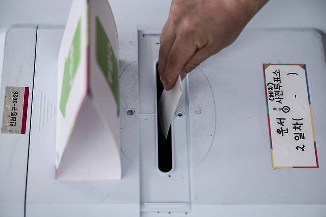 제21대 대통령 선거 사전투표 마지막 날인 30일 인천국제공항 제1터미널 출국장에 설치된 사전투표소를 찾은 유권자들이 투표를 하고 있다. 2025.05.30. [인천공항=뉴시스]